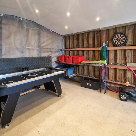 3 Bedroom Cozy In בית נופש
